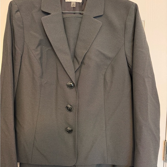Lesuit 2pc Notch Collar suit - Picture 2 of 7